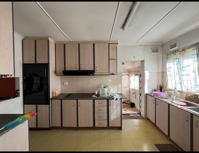 5 BEDROOM FREEHOLD FOR SALE IN BARNS